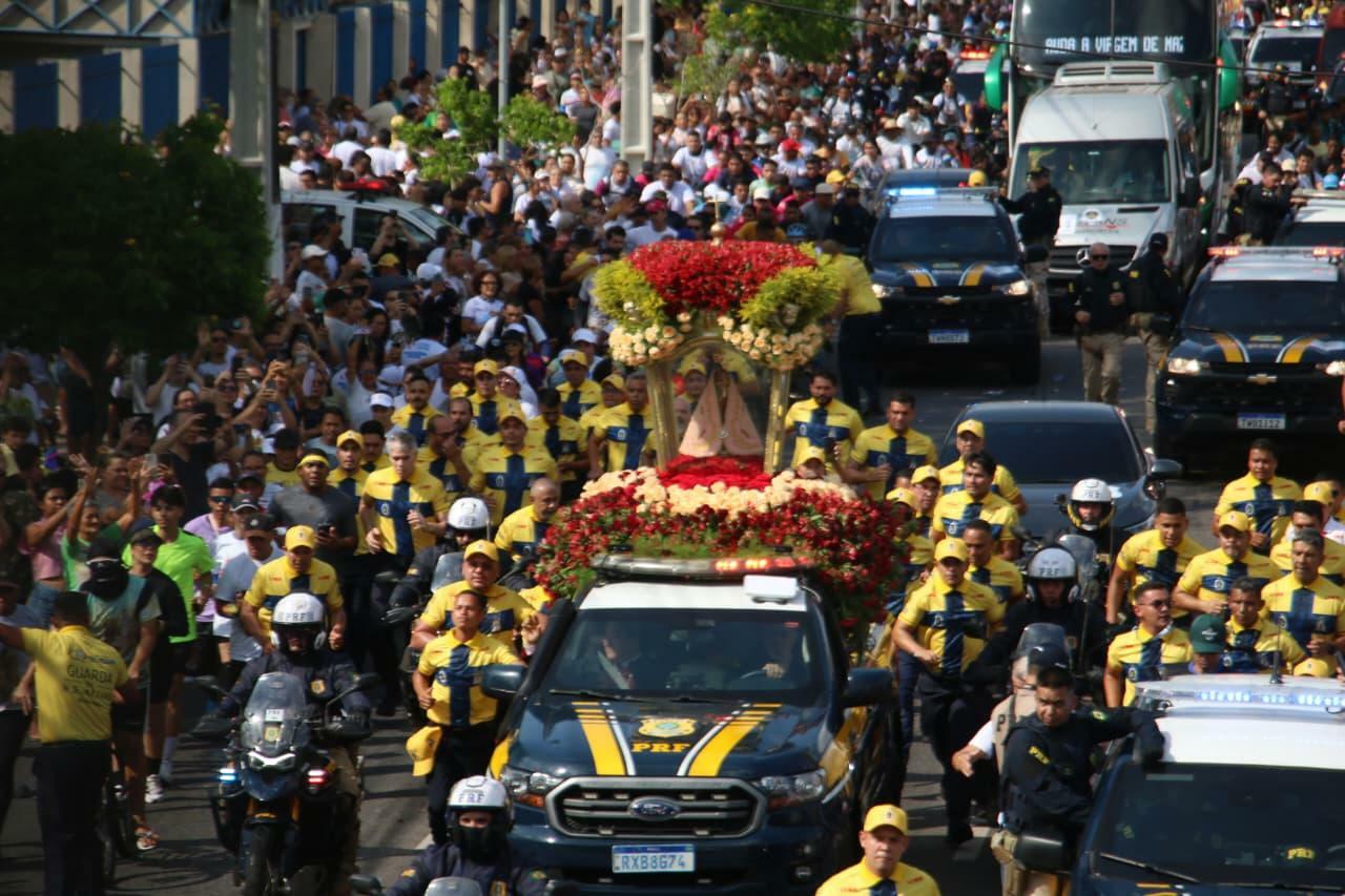 Multidão se reúne na avenida Almirante Barroso para ver a berlinda no Traslado para Ananindeua e Marituba.